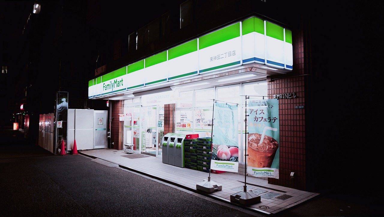 コンビニは完全に無人化されるのか？ファミマの飲料補充AIロボットなどにみられる無人化施策